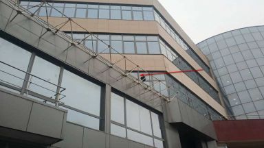 Млад мъж полетя от решетка на нивото между втория и