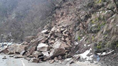 Свлачище затвори пътя София-Самоков