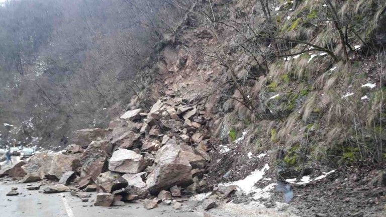 Свлачище затвори пътя София-Самоков