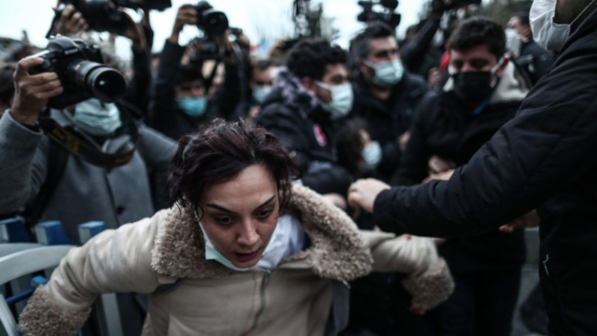 Продължават протестите на студенти в Истанбул