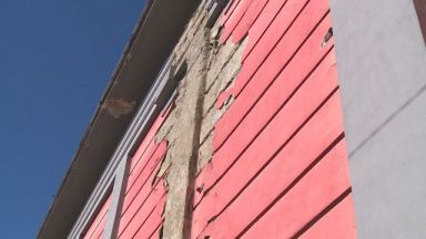 Потърпевшите от падналото парче от фасада на сграда върху лек