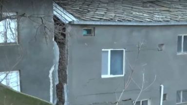 Свлачище разцепи и едва не срути къща в района на