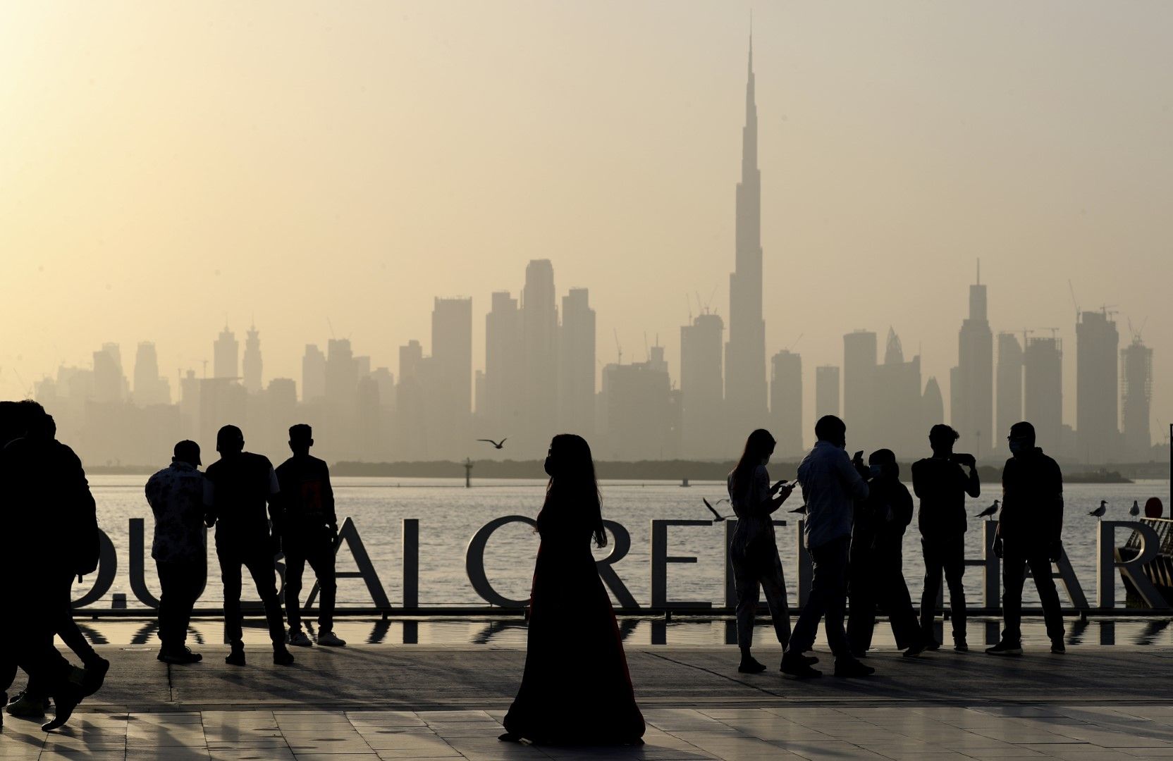 Местните хора и туристите се наслаждават на разходката си на фона на небостъргачите в Дубай, 29 януари 2021 г.