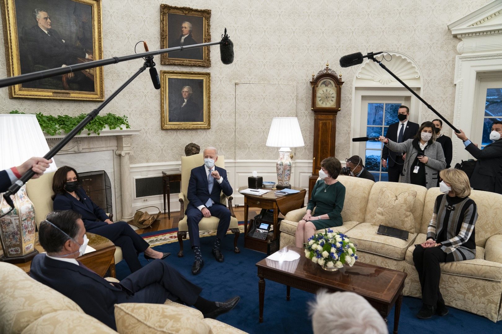 Президентът Джо Байдън се среща в Овалния кабинет със сенатори републиканци, за да обсъди пакета с мерки за облекчаване на пандемията. Отляво, сенатор Мит Ромни (Юта), вицепрезидент Камала Харис, Байдън, сенатор Сюзън Колинс, (Мейн) и сенатор Лиза Мурковс