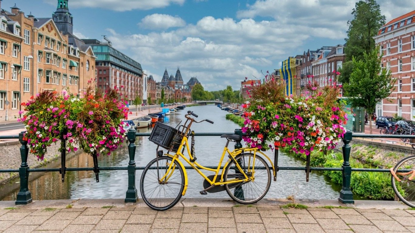 Амстердам спира "нискобюджетните" посетители с най-високия туристически данък в ЕС