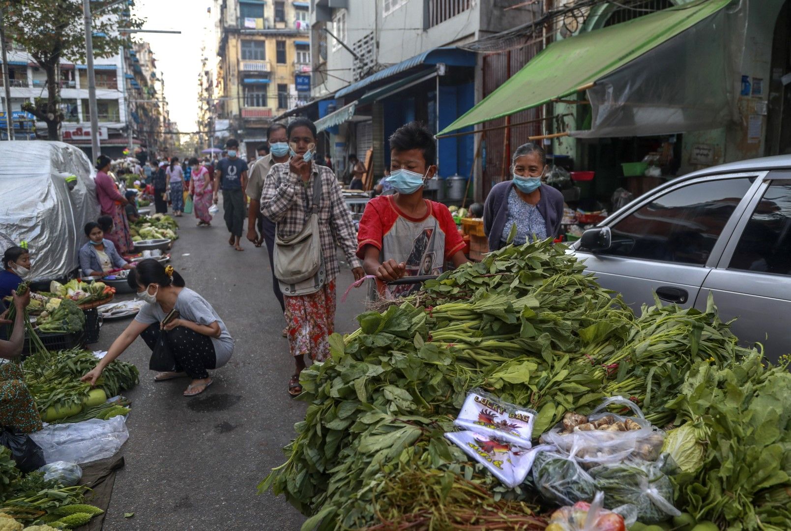Уличен пазар в Янгон, Мианмар - 2 фверуари 2021 г. - ден след военния преврат
