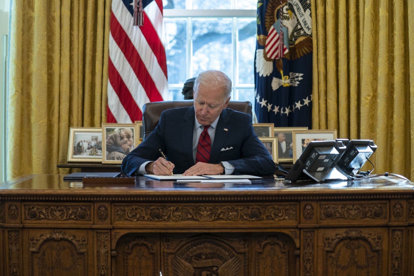 Президентът Джо Байдън подписва серия от укази в областта на здравеопазването, 28 януари 2021 г.