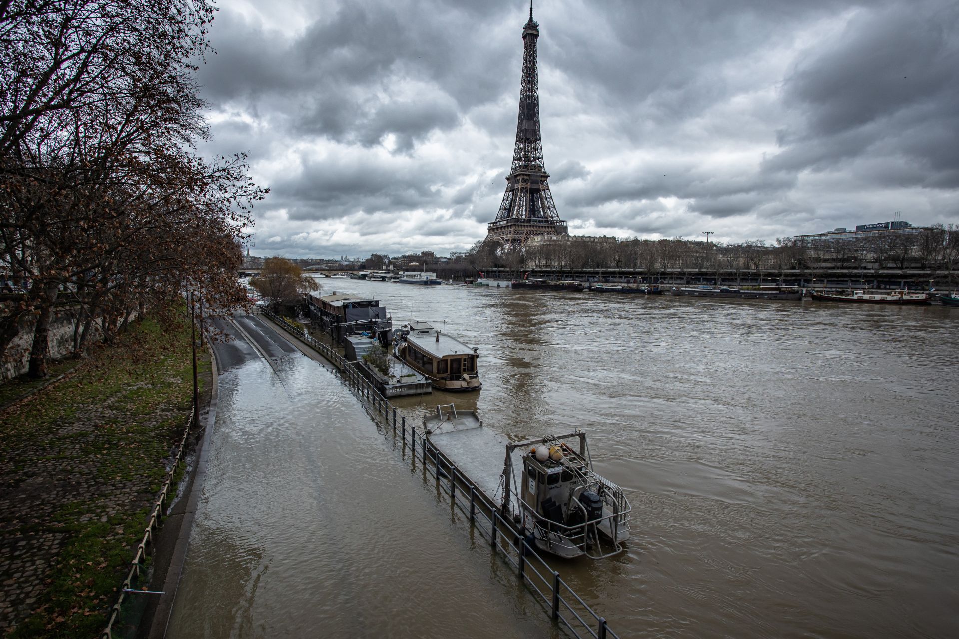 Властите предупреждават за опасност от наводнение и бързо покачване на речното ниво