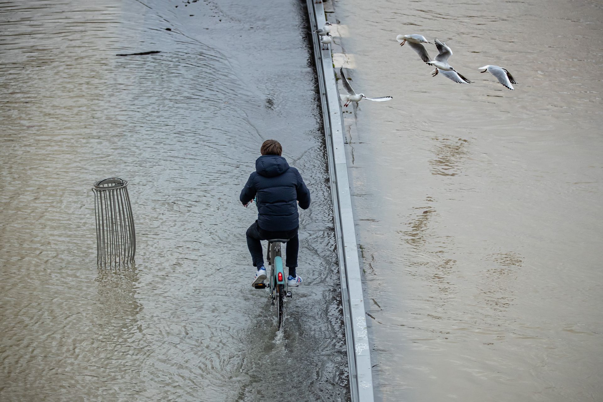 Някои алеи и подлези в района на Сена са напълно наводнени