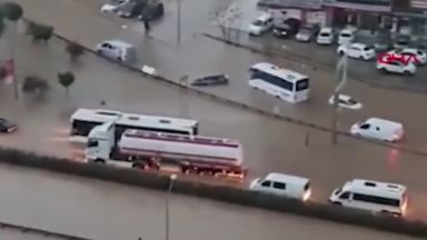 Поройни дъждове доведоха на потопи в целия регион на западната