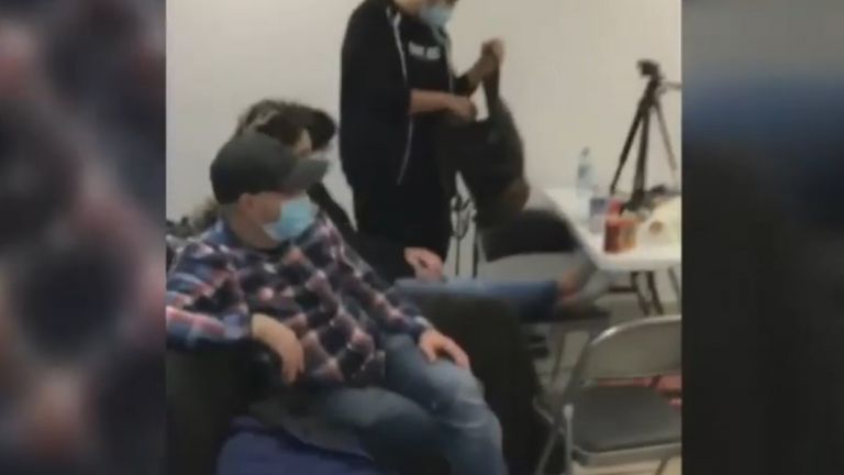 Над 80 румънски туристи се оказаха блокирани на летището в