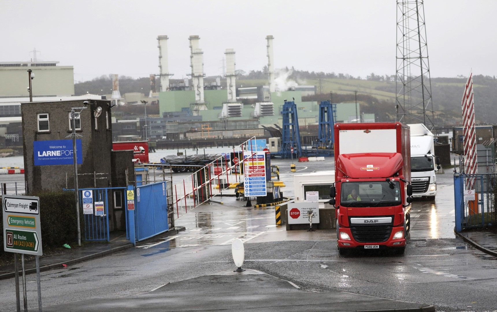 Превозните средства напускат пристанище Ларн, Северна Ирландия, във вторник, 2 февруари 2021 г., след пристигане от Шотландия