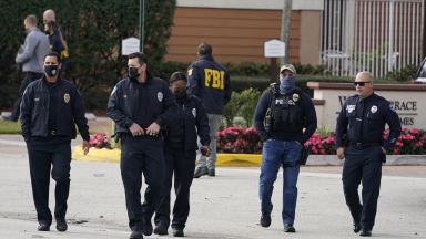 Американец случайно нае агент под прикритие от ФБР който да убие