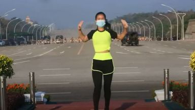 Едно абсурдно видео заснето в Мианмар се превърна за часове