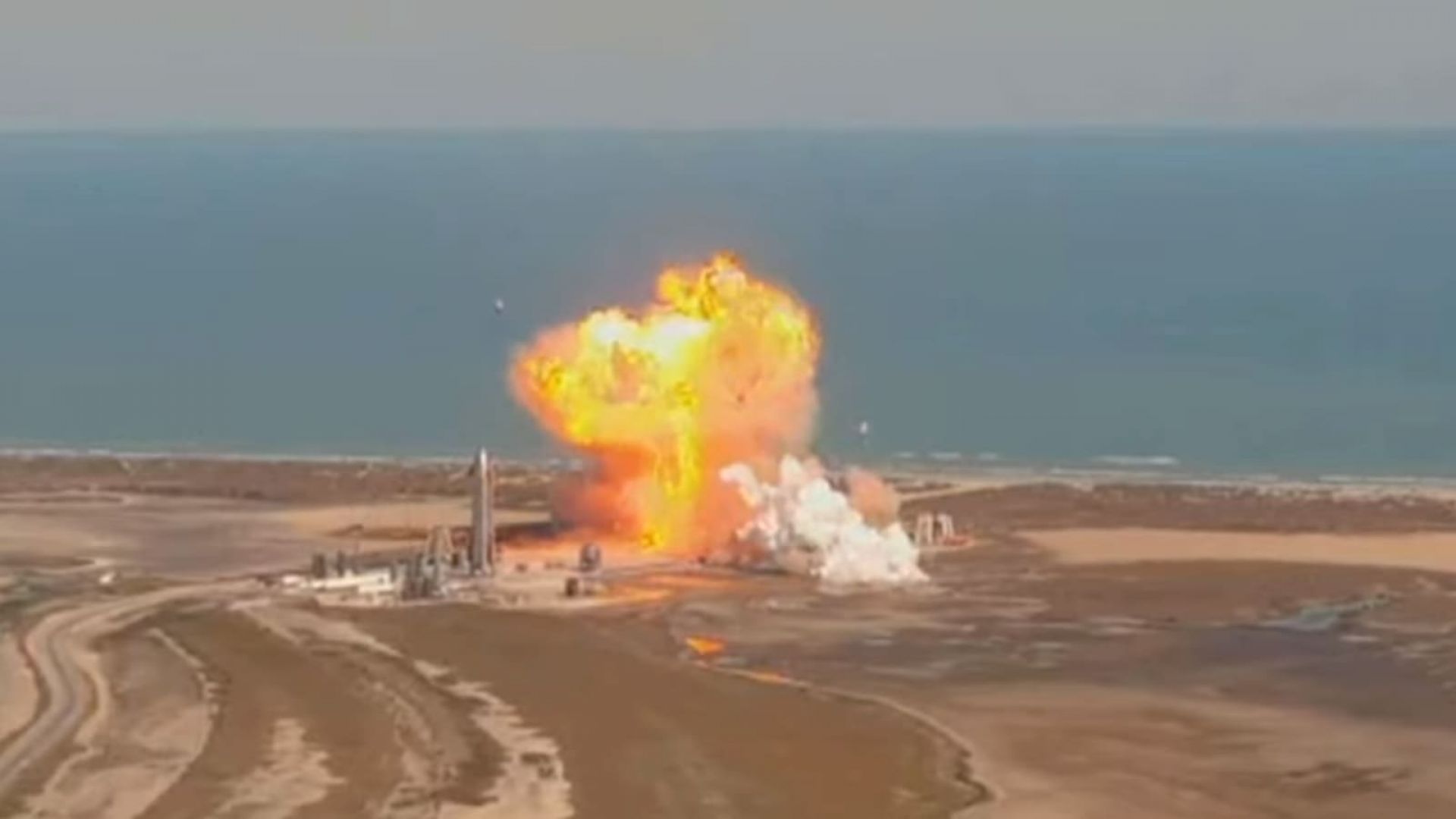 Прототипът на "марсианската ракета" на SpaceX експлодира при кацане (видео)