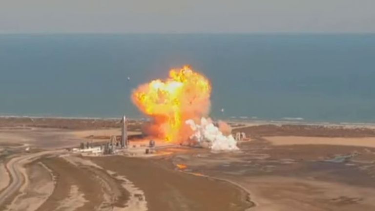 Прототипът на "марсианската ракета" на SpaceX експлодира при кацане (видео)