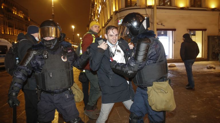 Над 1050 души са задържани вчера при демонстрации в подкрепа