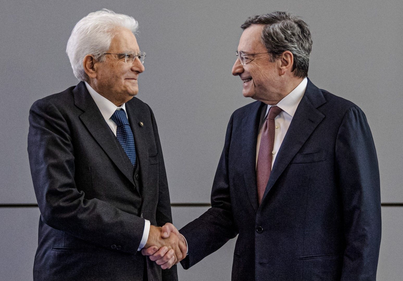 Президентът на Италия Серджо Матарела поздравява Марио Драги след края на мандата му като президент на ЕЦБ, 28 октомври 2019 г.