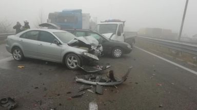 Сблъсък на 7 коли, 2 буса и ТИР затвори магистрала "Струма" край Сандански