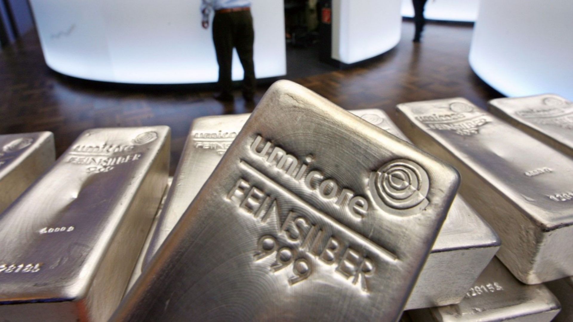 Среброто последва златото и гони десетилетен ценови максимум на световните пазари
