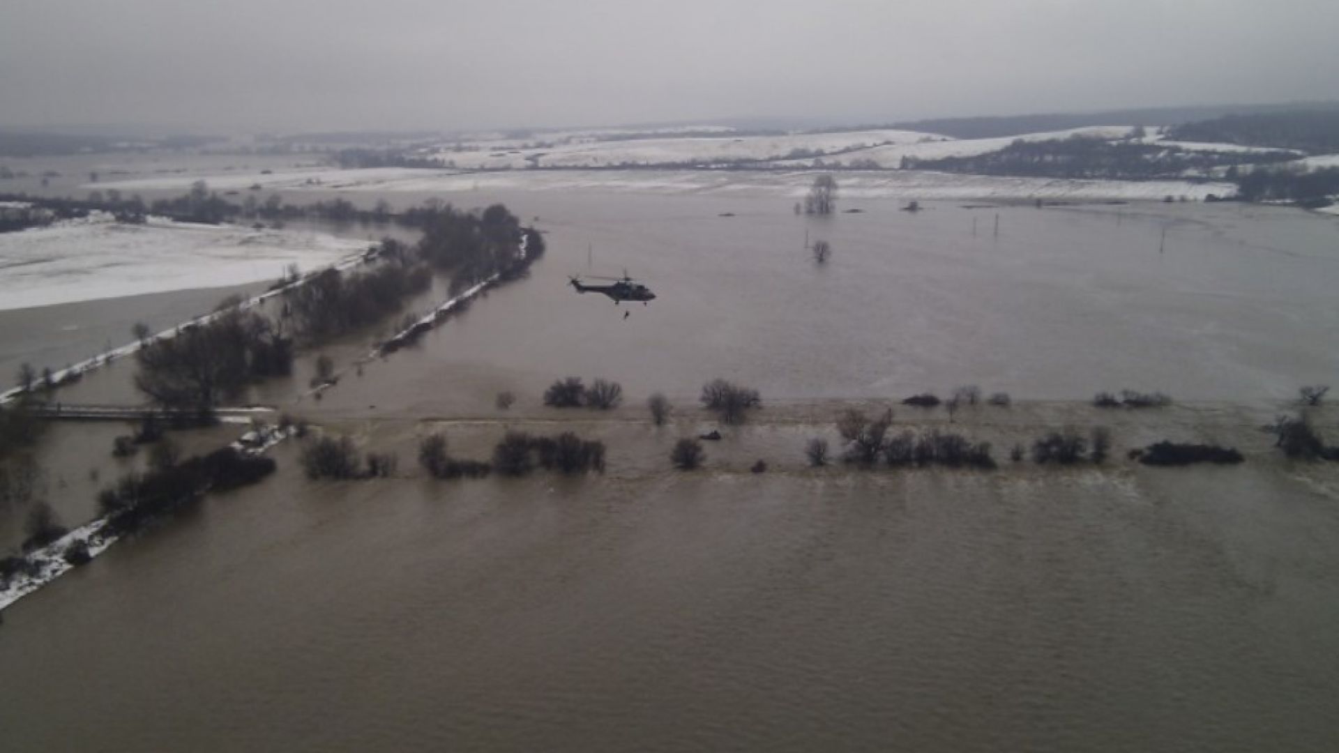  Въпреки метеорологични условия и ниска видимост водачите доближават първи потопеното село 