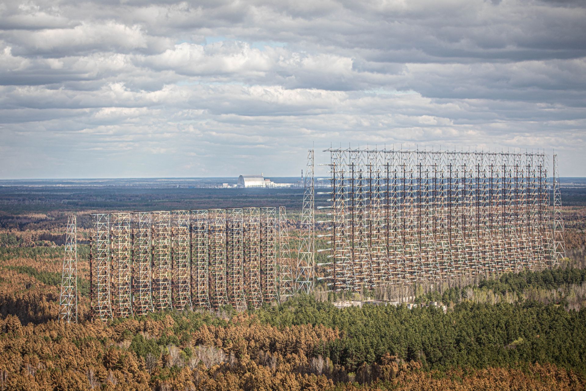 Антените на РЛС "Дуга" и АЕЦ "Чернобил" в далечината