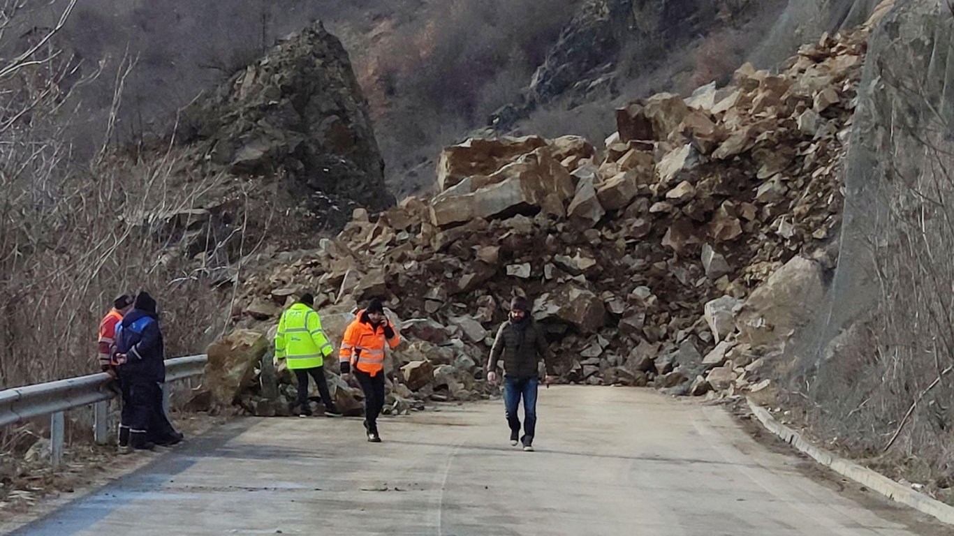Обилните валежи от последните дни предизвикаха масивно свлачище което блокира