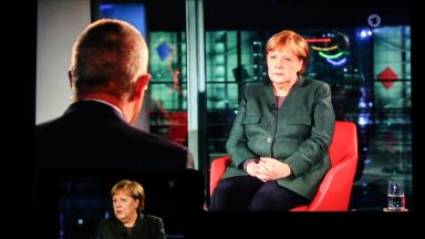 Ангела Меркел застана пред телевизионните камери за да отговаря на