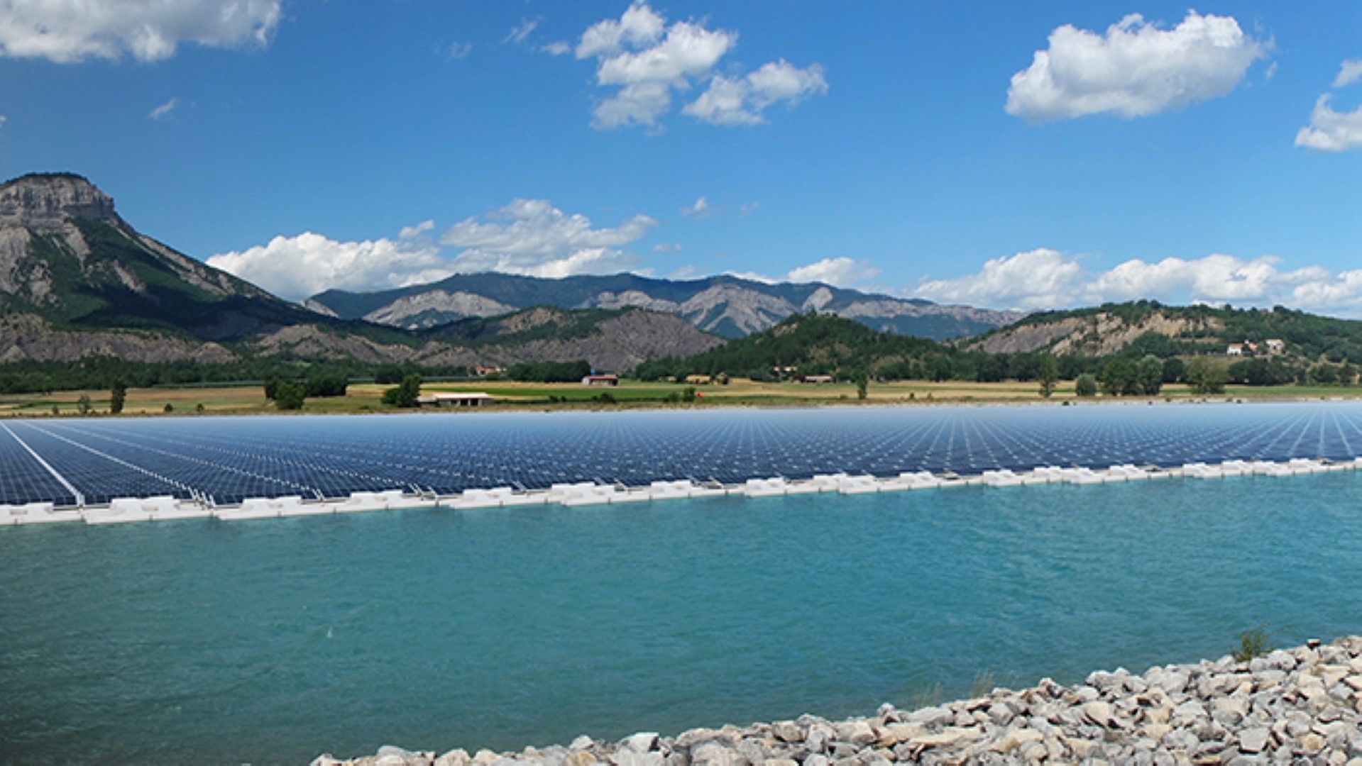 първия плаващ соларен парк във Франция - в община Лазер