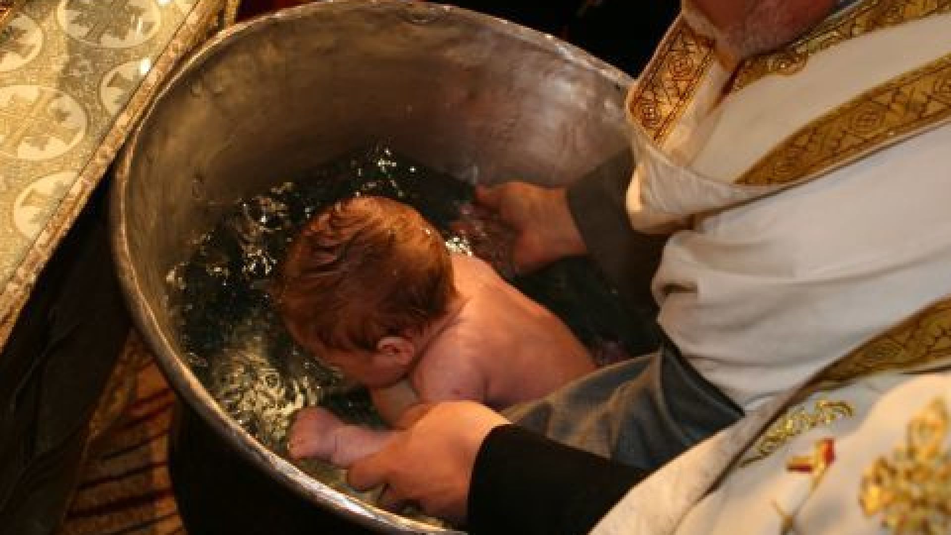 В Румъния разследват свещеник за удавяне на бебе по време на кръщене