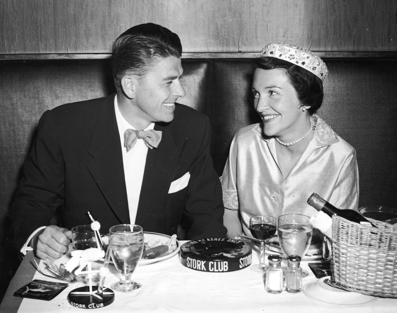 Роналд и Нанси на сватбената си вечеря през 1952 г.