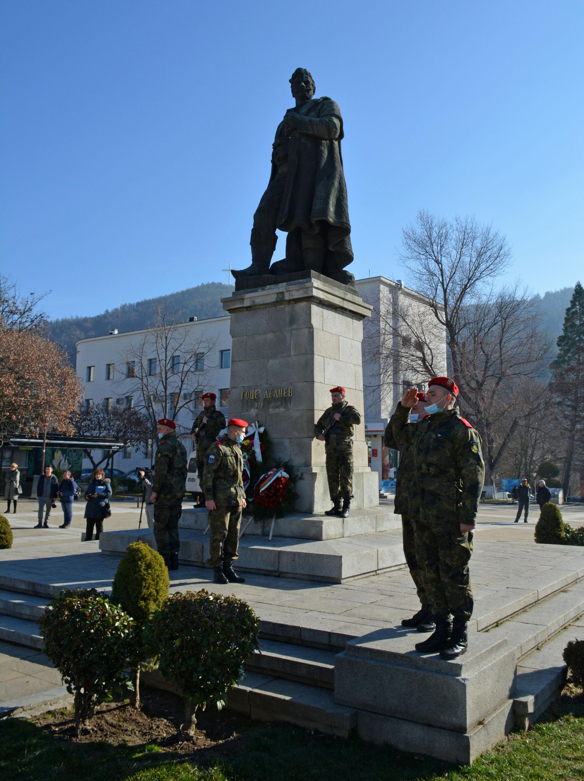 Пред паметника на Гоце Делчев в Благоевград