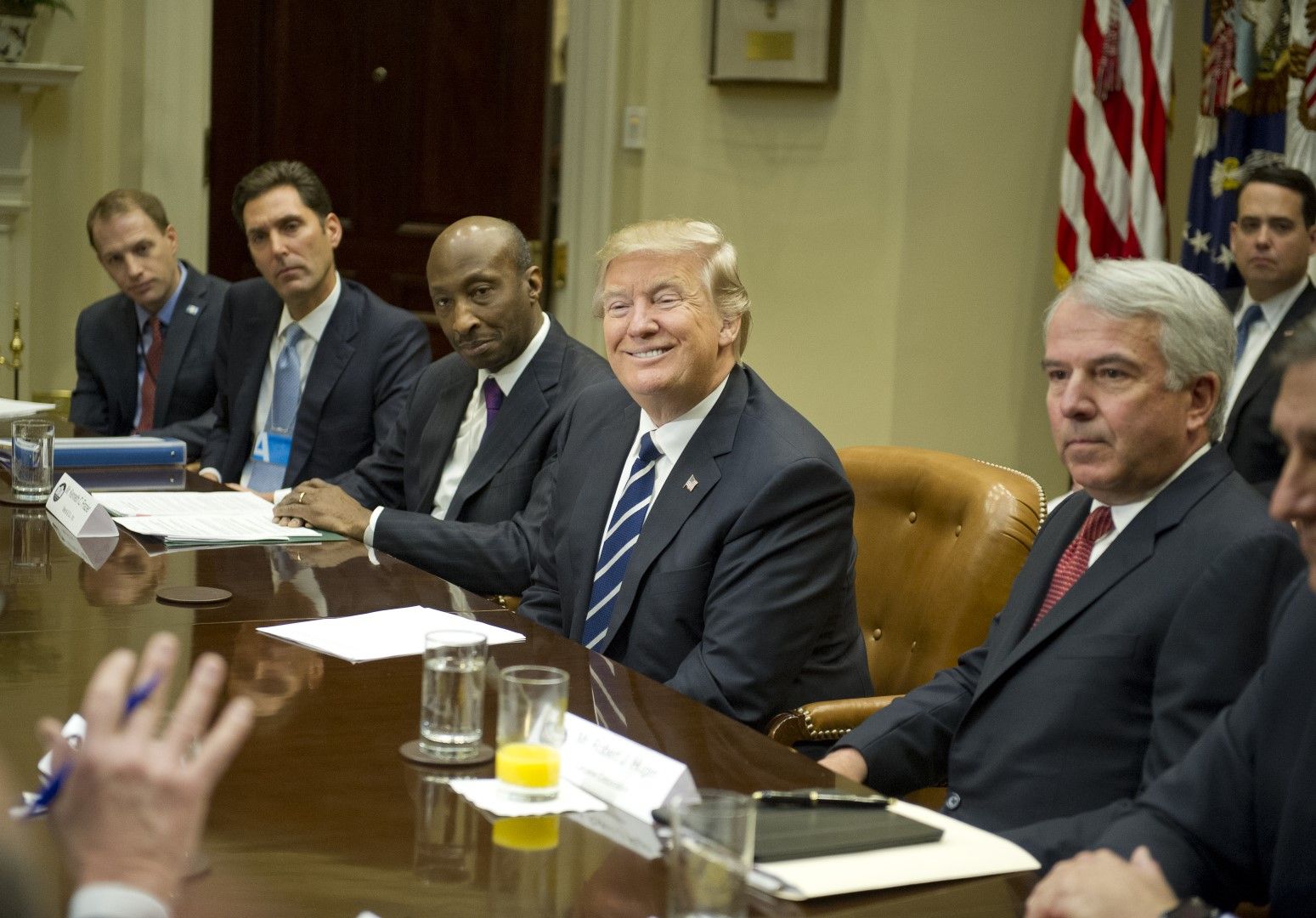 Консултативният съвет по промишлеността към президента, 31 януари 2017 г. Кенет Фрейзър, единственият афроамериканец в съвета, седи отдясно на Доналд Тръмп