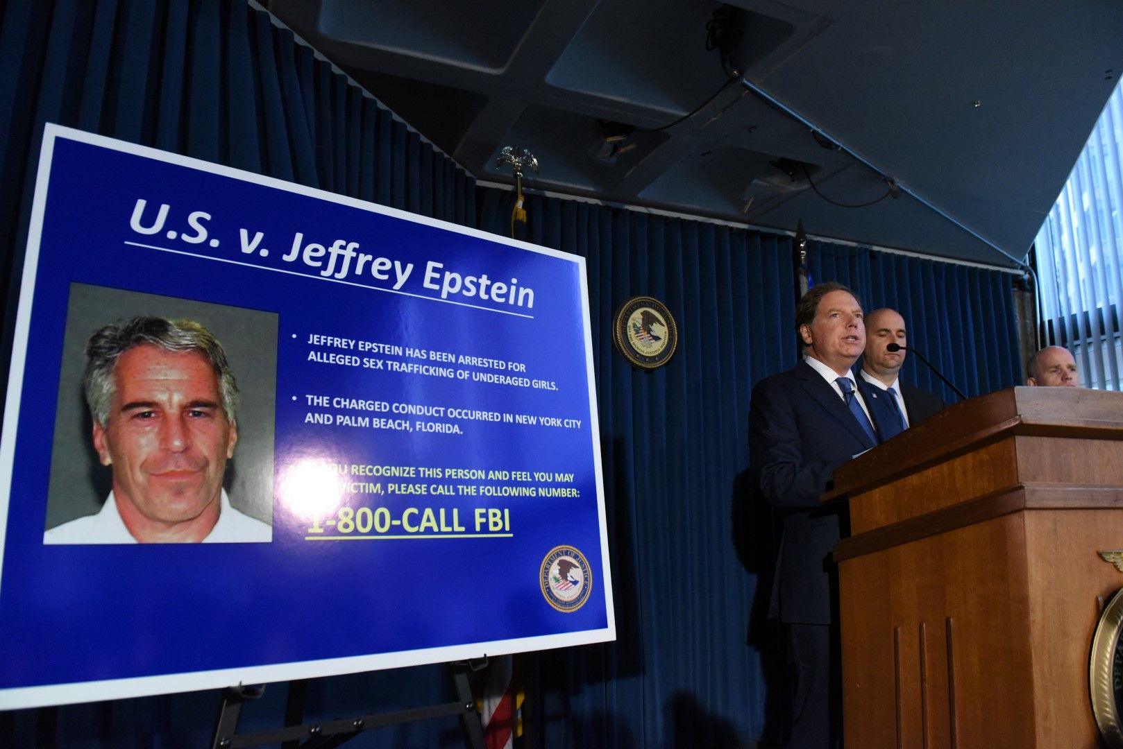 Окръжен прокурор от Ню Йорк предявява обвинения срещу Джефри Епстийн - за сексуален трафик на непълнолетни, 8 юли 2019 г.