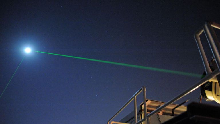 Лазер улучи сателит на 384 000 километра от Земята