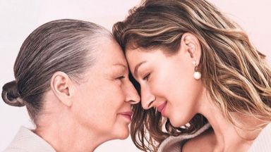От Холи Бери до Жизел Бюндхен: Как изглеждат майките на 12 известни красавици