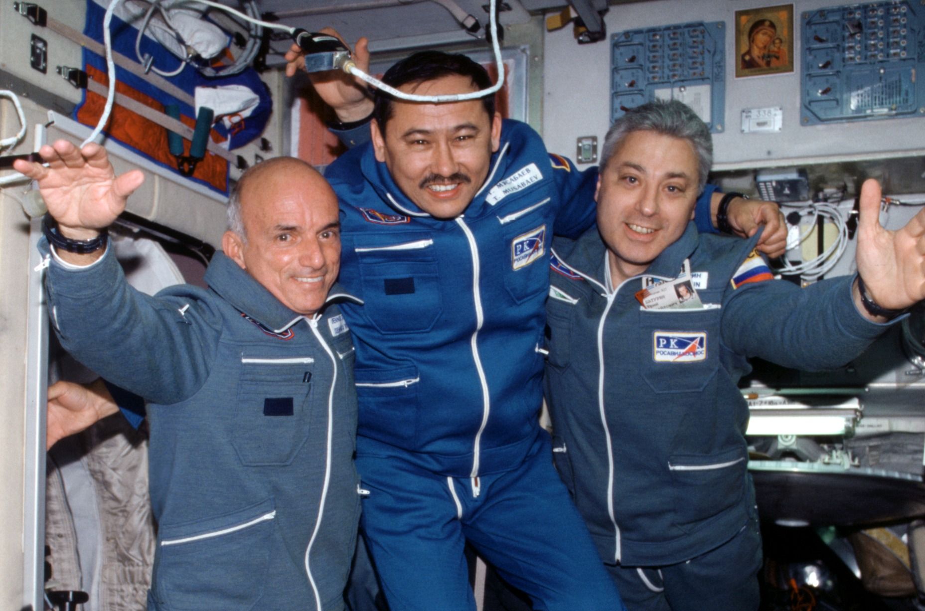 Денис Тито, най в ляво, е първият космически турист