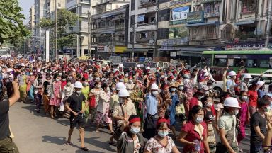 Стотици протестираха в Мианмар срещу преврата 