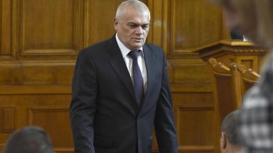 Служебният министър Пламен Узунов и сега има политически чадър той