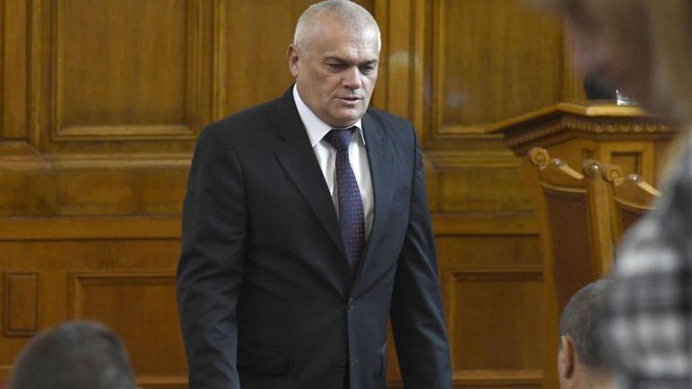 Служебният министър Пламен Узунов и сега има политически чадър, той
