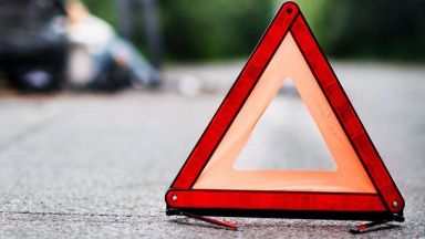 Сблъсък на две коли с 3-ма ранени затвори пътя Велико Търново-Русе