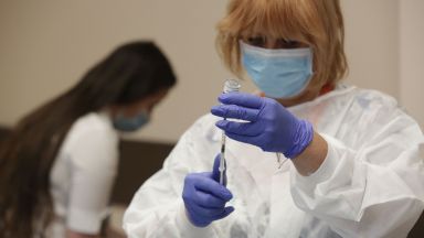 В момента 1 2 са ваксинираните в България съобщи пред БНР