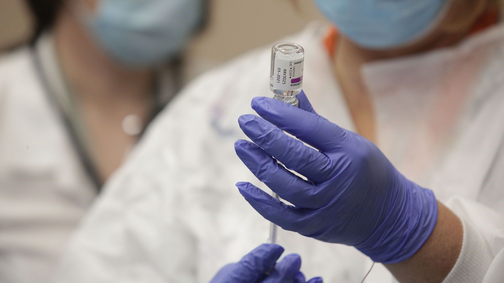 Дания спря ваксинирането с "АстраЗенека" след случаи на образуване на тромби