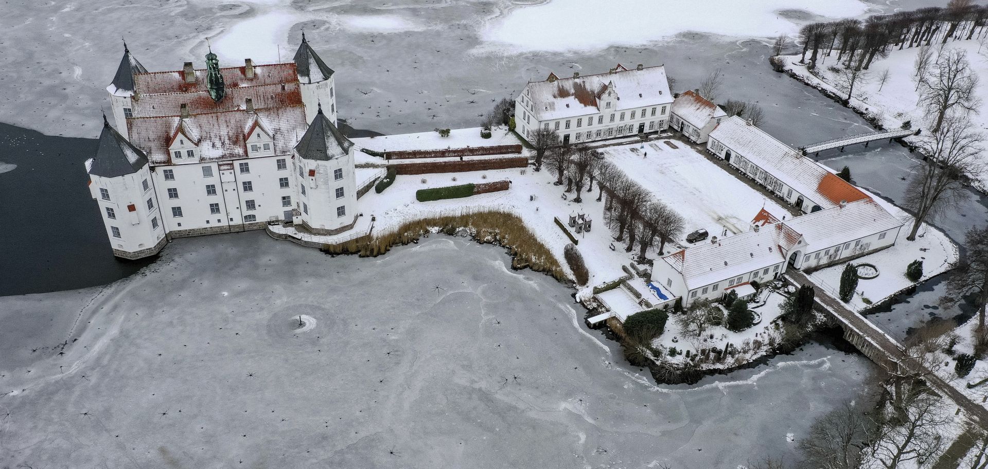 Езерото около замъка Глюксбург е замръзнало