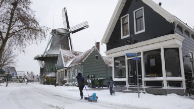 Жители на Амстердам покараха ски и се впуснаха в битки със снежни топки по улиците на града