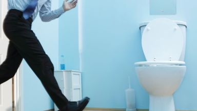 Шум от течаща вода или чакане пред заключена врата подсилват