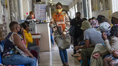 Република Южна Африка замрази плановете си да започне да имунизира
