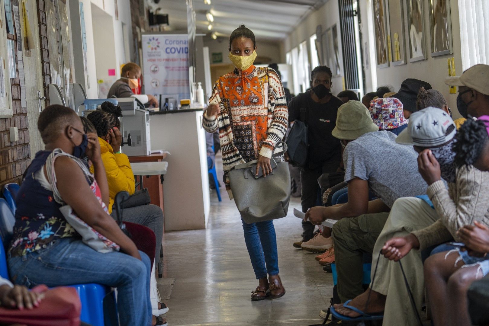 Ноември 2020 г. - южноафриканци чакат за участие в болнично изпитване на ваксина в Совето