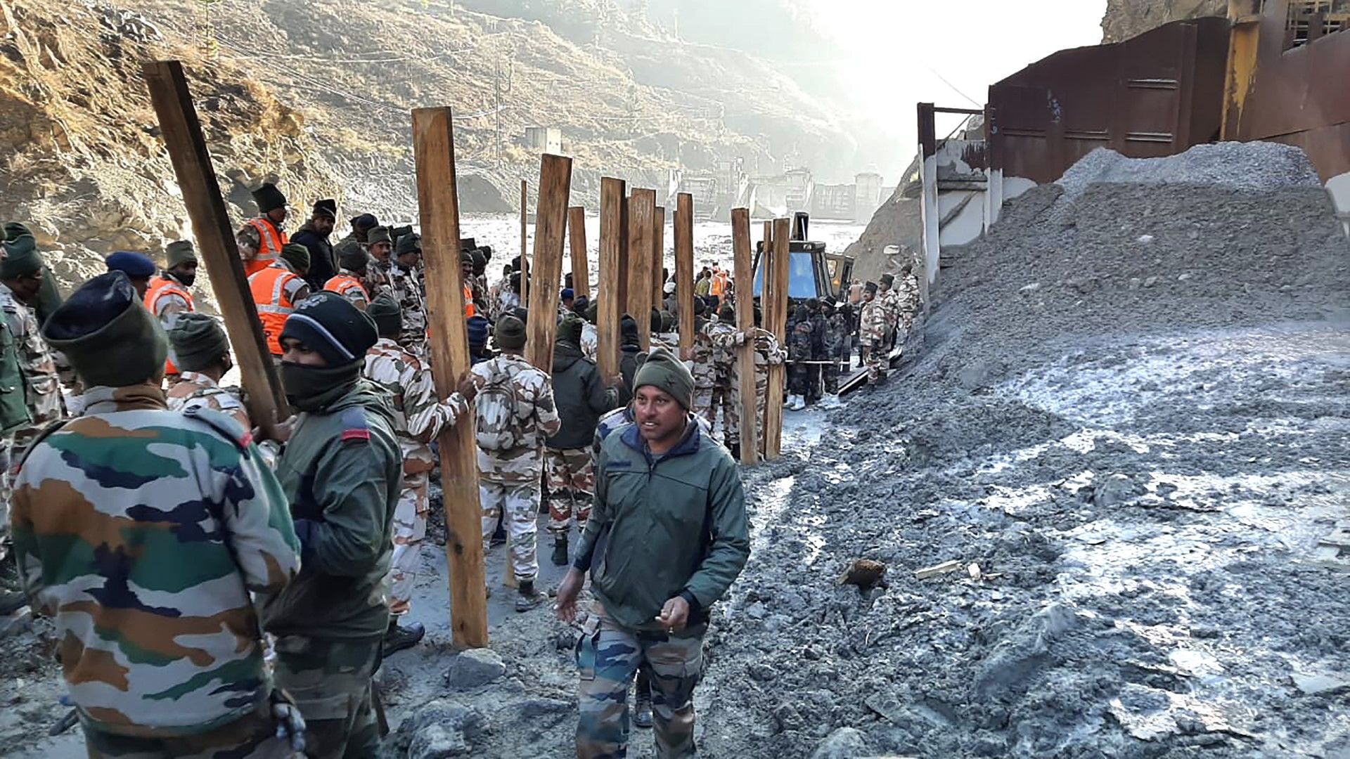 Персоналът на индо-тибетската гранична полиция предприема спасителни дейности в един от хидроенергийните проекти в село Рени в квартал Чамоли, индийски щат Утаркханд, понеделник, 8 февруари 2021 г. 