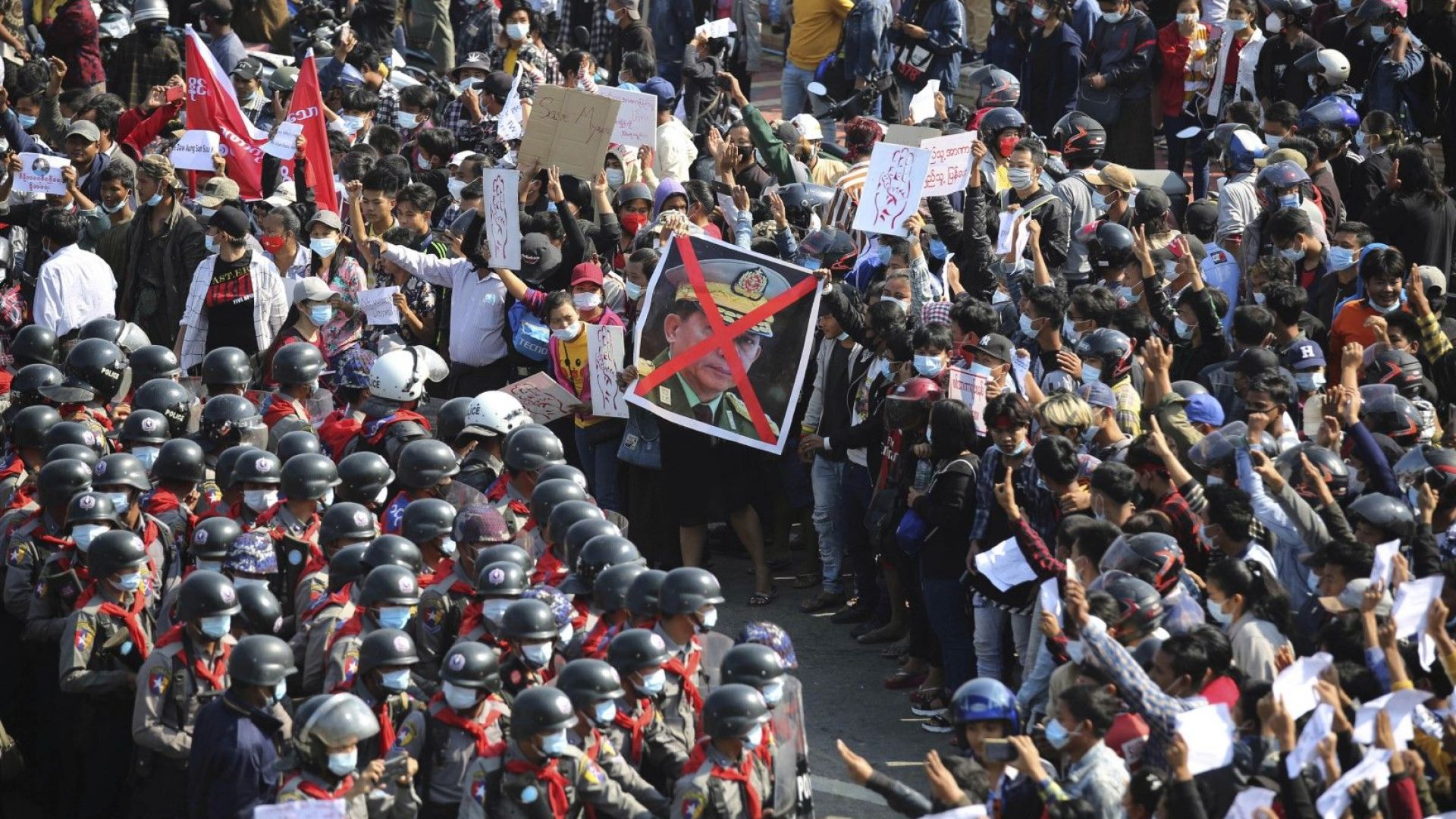 Напрежението ескалира: Десетки хиляди протестираха срещу военния режим в Мианма